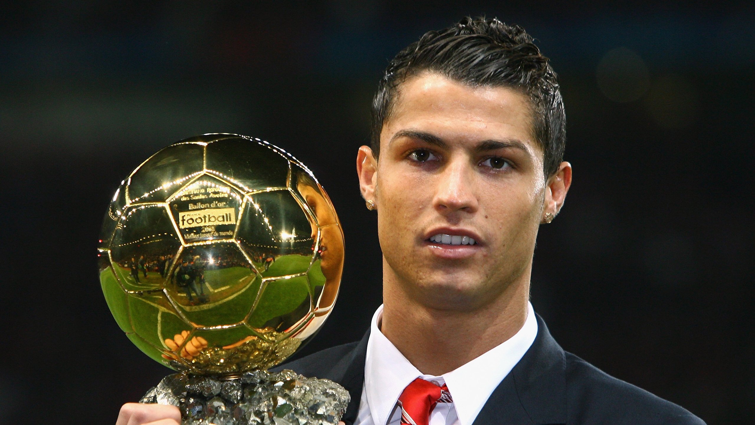 逆境奋战：那些勇敢冲破绝境的足球英雄，足球奋斗